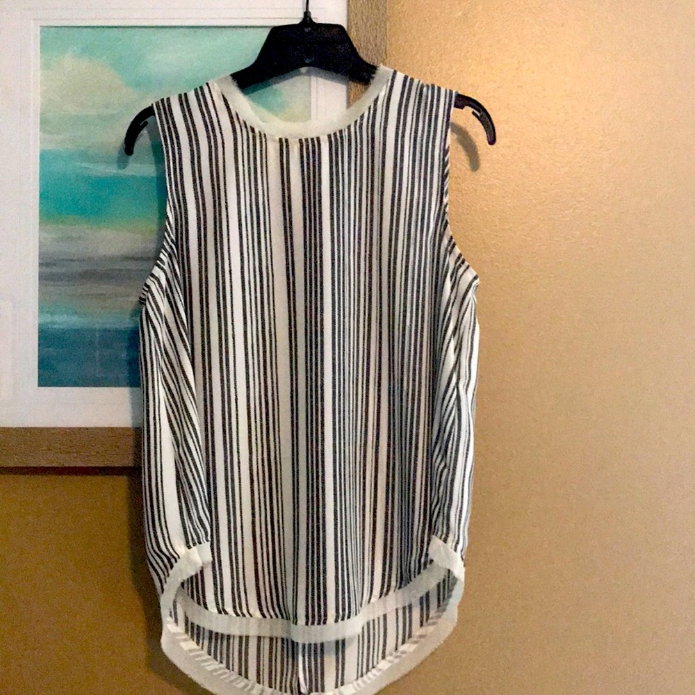Sleeveless business casual polyester top small.